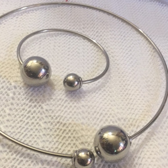 Nice silver ball choker set - Picture 2 of 5